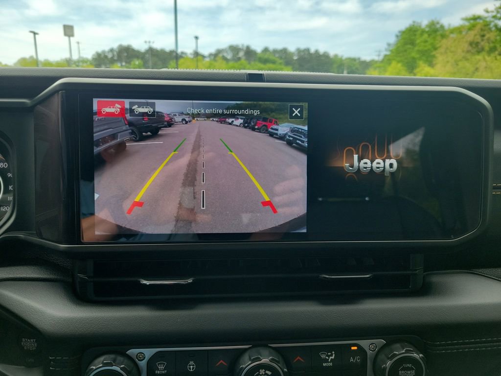 Used 2025 Jeep Wrangler Unlimited Sahara AWD/4WD image 30