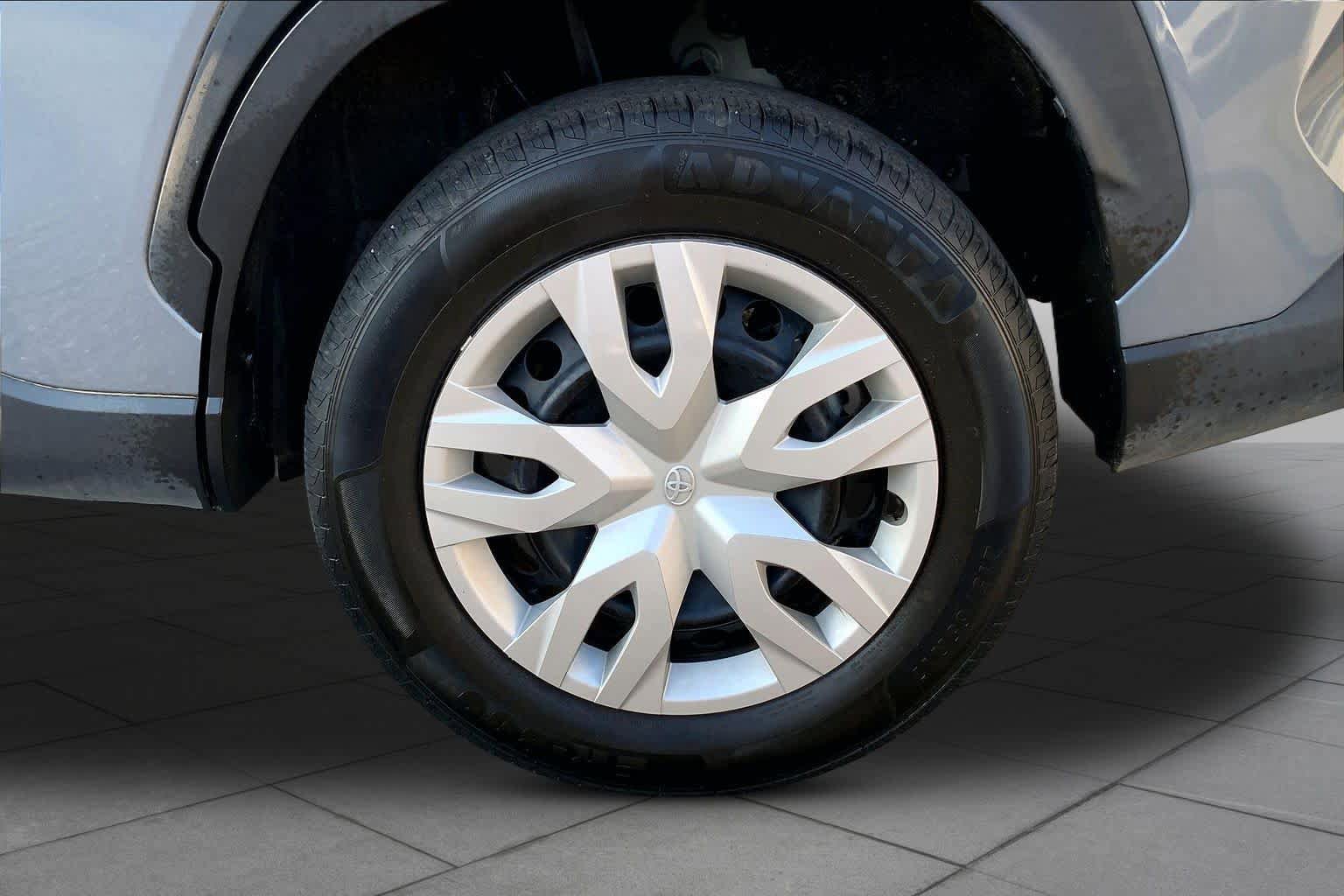Used 2022 Toyota Corolla Cross L FWD image 11