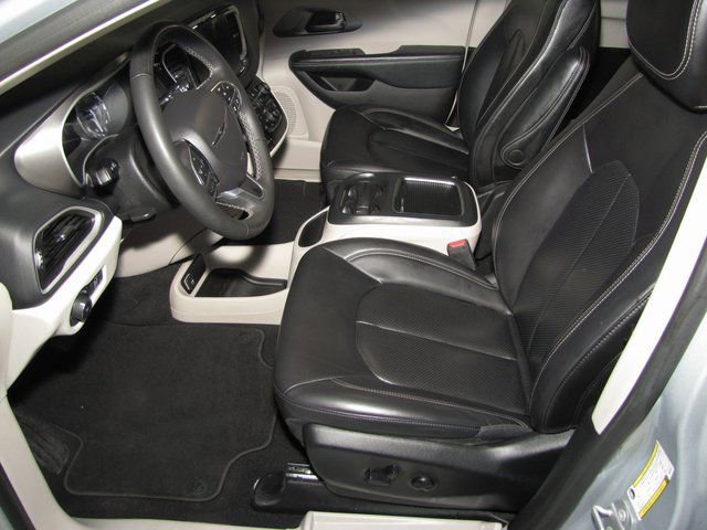 Used 2023 Chrysler Pacifica Touring-L image 9