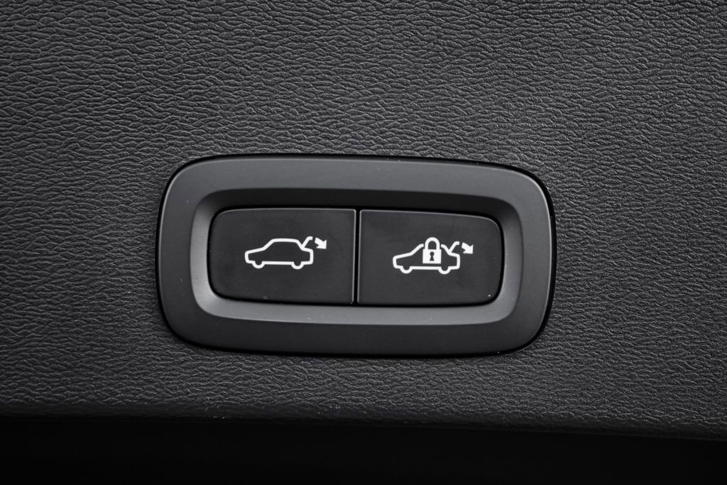 Certified 2025 Volvo XC40 B5 Plus image 32