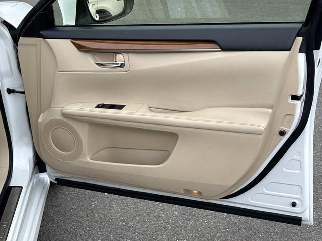 Used 2013 Lexus ES 300h w/ Luxury Pkg image 8