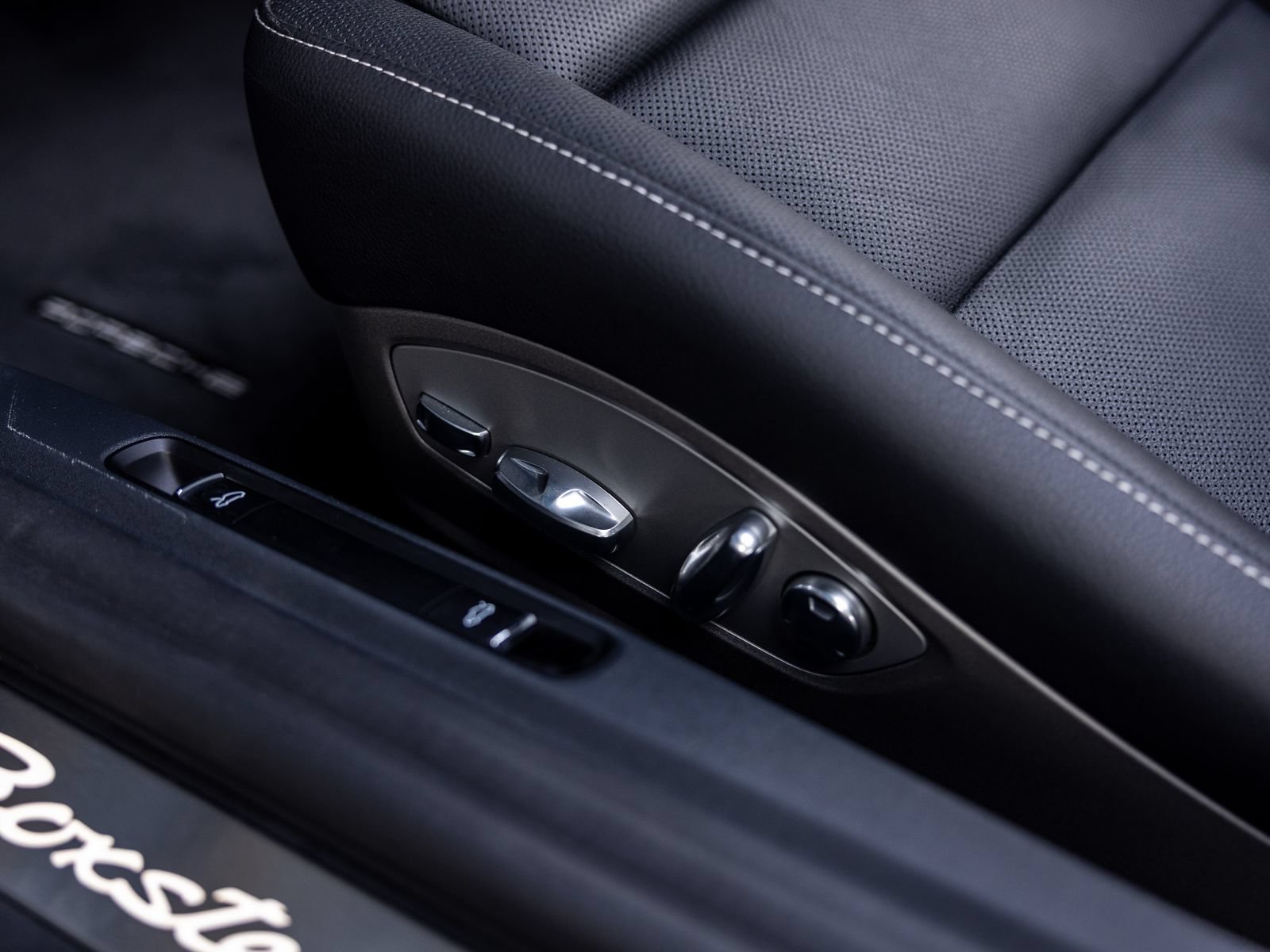 Certified 2024 Porsche 718 Boxster RWD image 39