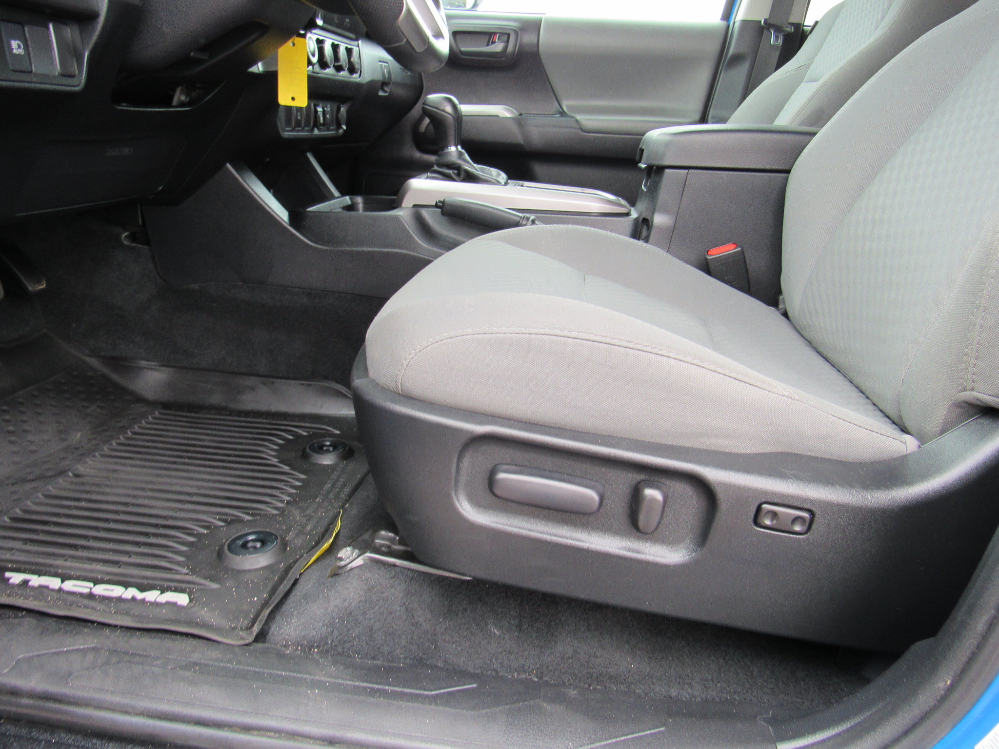 Used 2020 Toyota Tacoma SR5 w/ Blackout Package AWD/4WD image 15