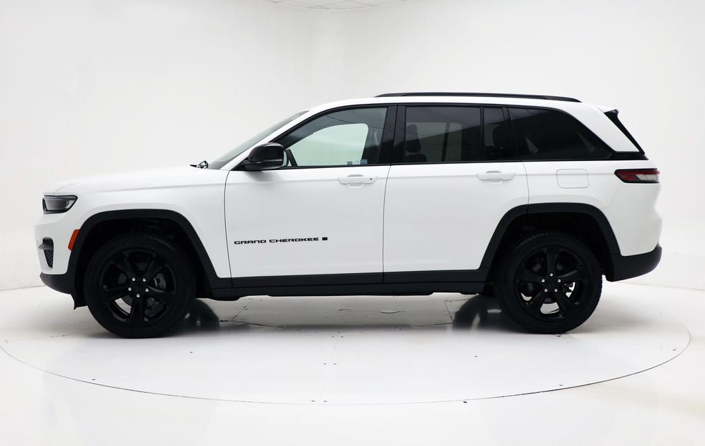 Used 2023 Jeep Grand Cherokee Altitude AWD/4WD image 5
