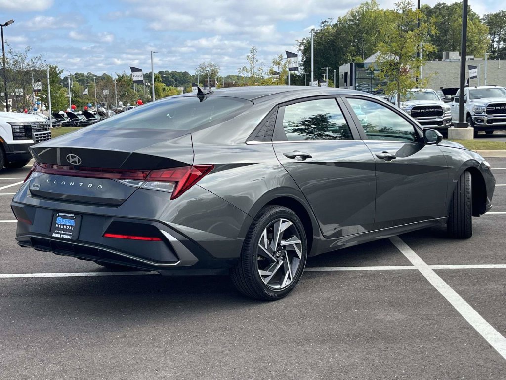 Certified 2025 Hyundai Elantra SEL FWD image 33