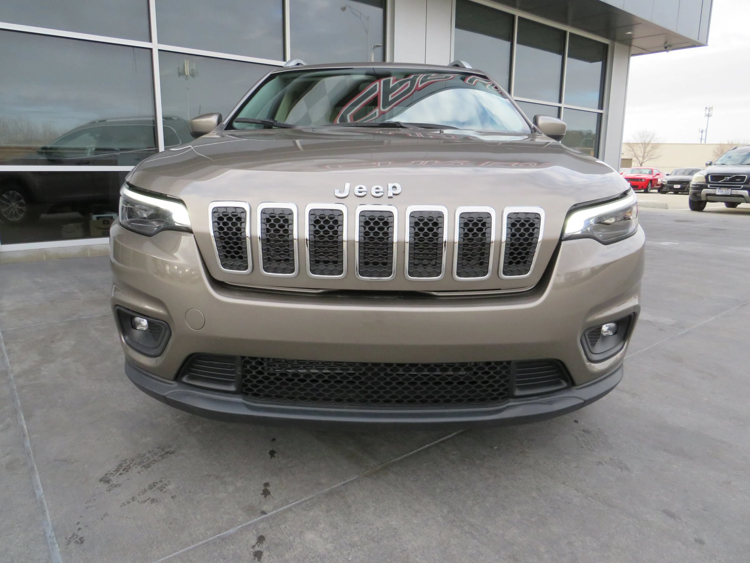 Used 2019 Jeep Cherokee Latitude w/ Popular Appearance Group FWD image 2