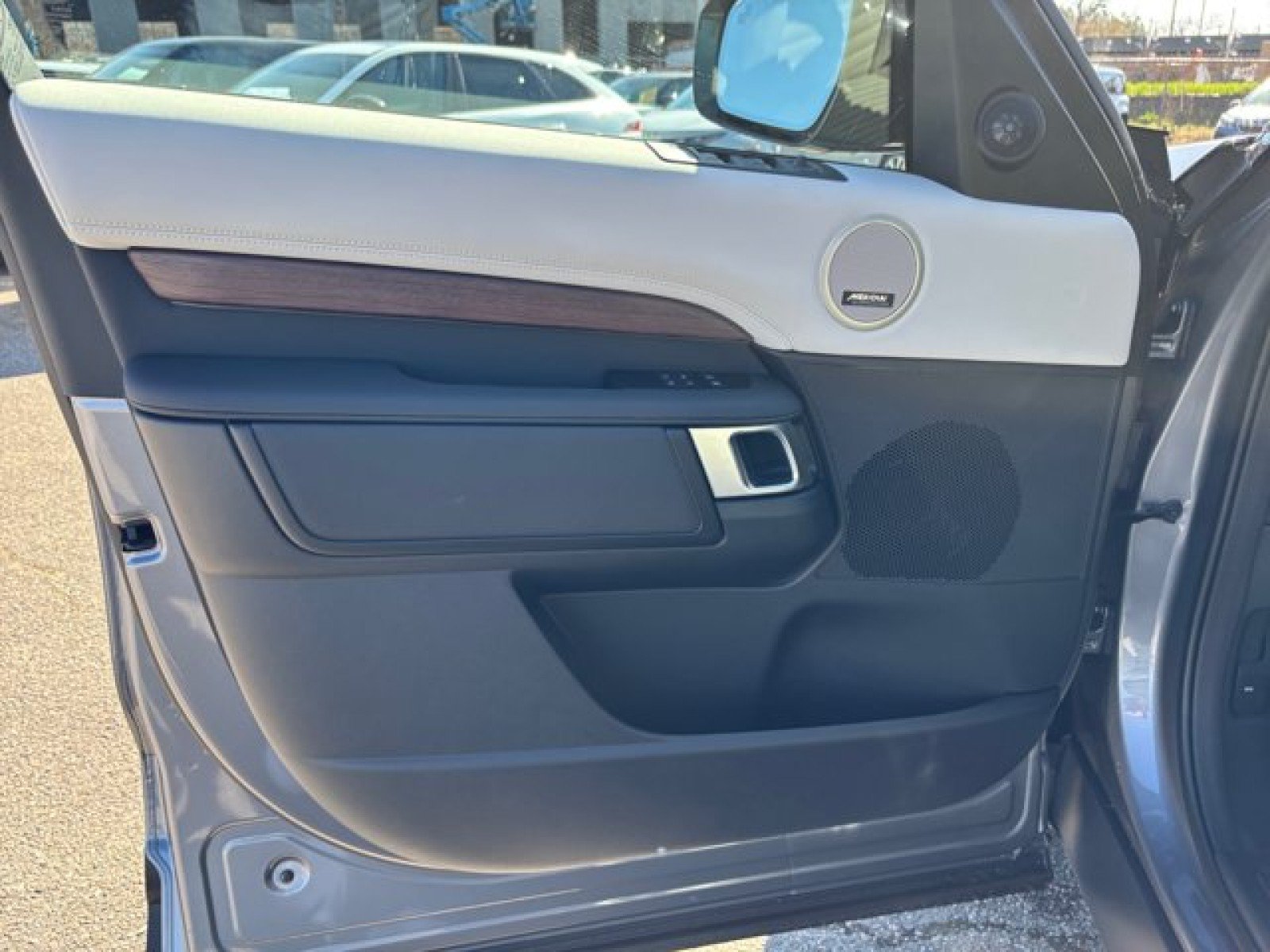 Certified 2025 Land Rover Discovery S AWD/4WD image 21