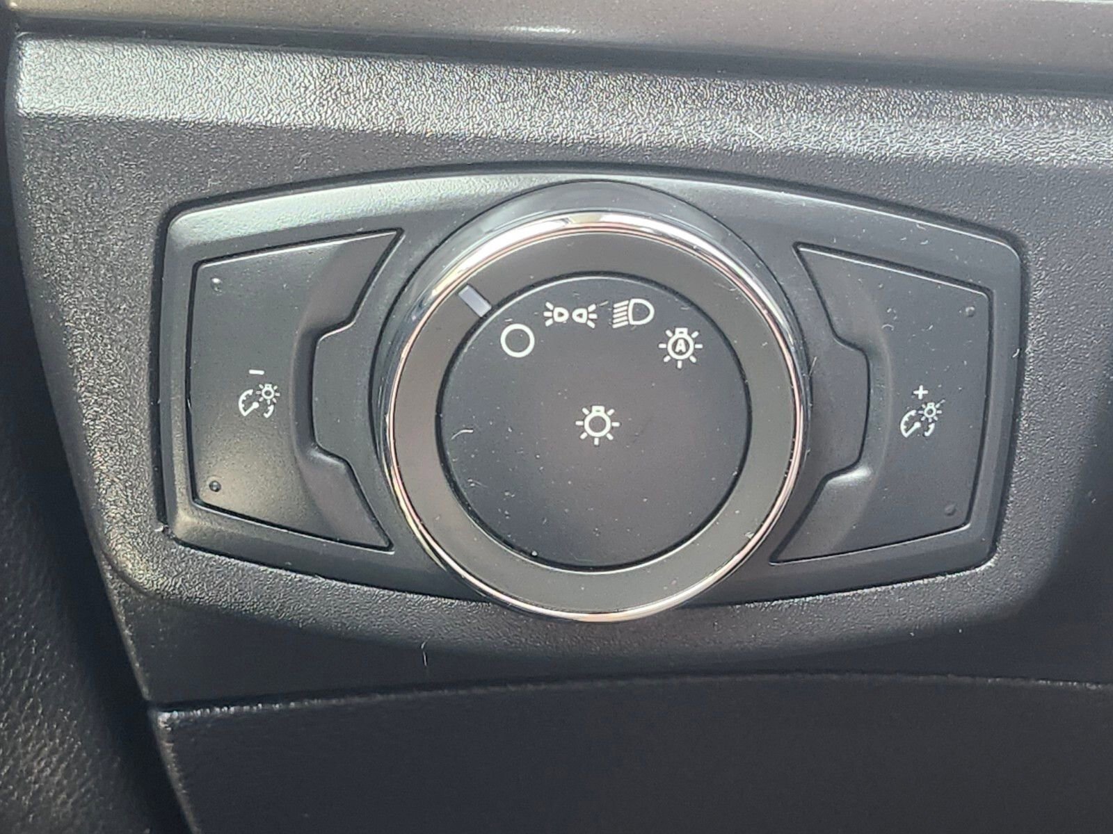 Used 2017 Ford Fusion SE w/ Fusion SE Technology Package FWD image 24