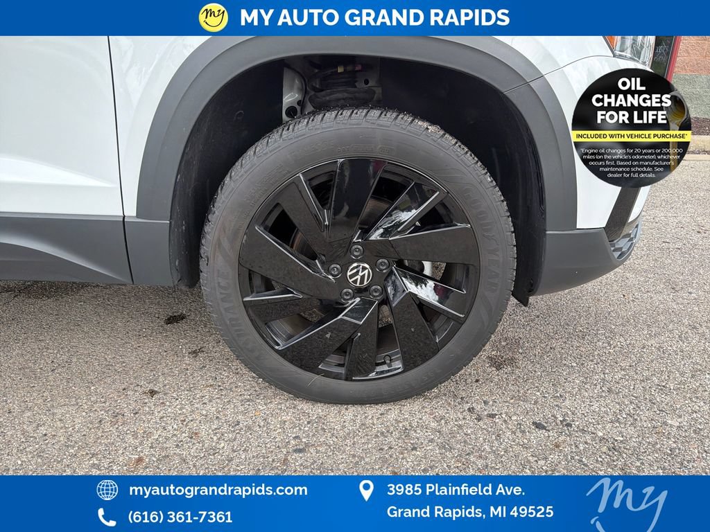 Used 2024 Volkswagen Taos SE w/ Panoramic Sunroof Package AWD/4WD image 32