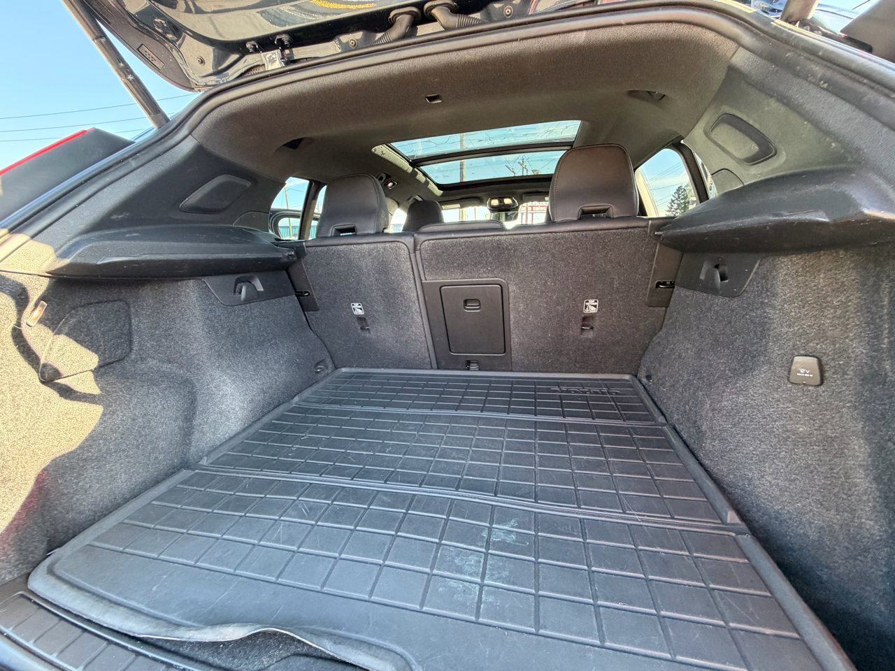 Used 2022 Volvo XC40 P8 Recharge Plus image 19