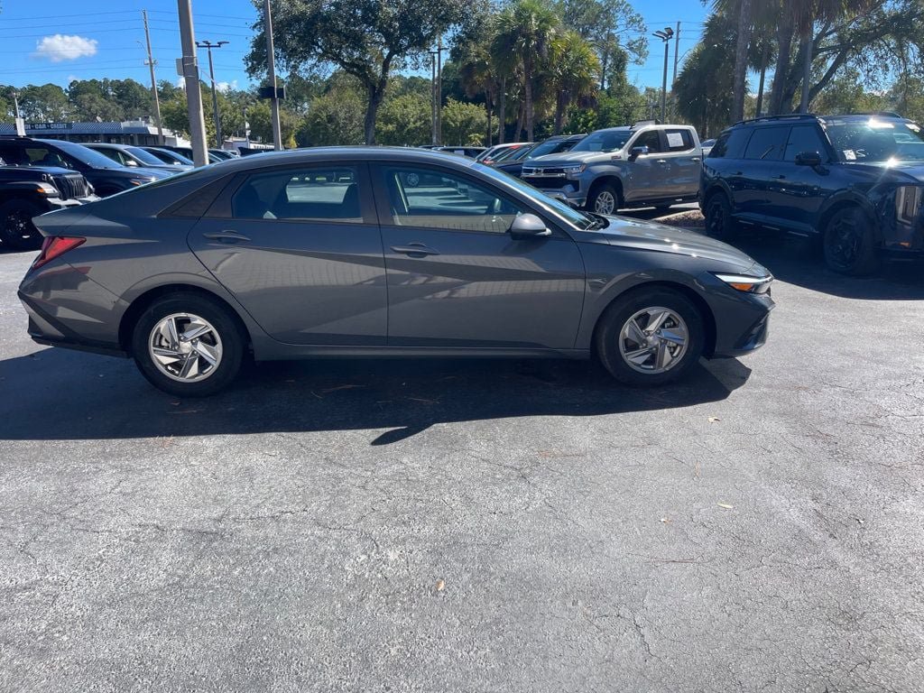 Used 2025 Hyundai Elantra SE FWD image 6