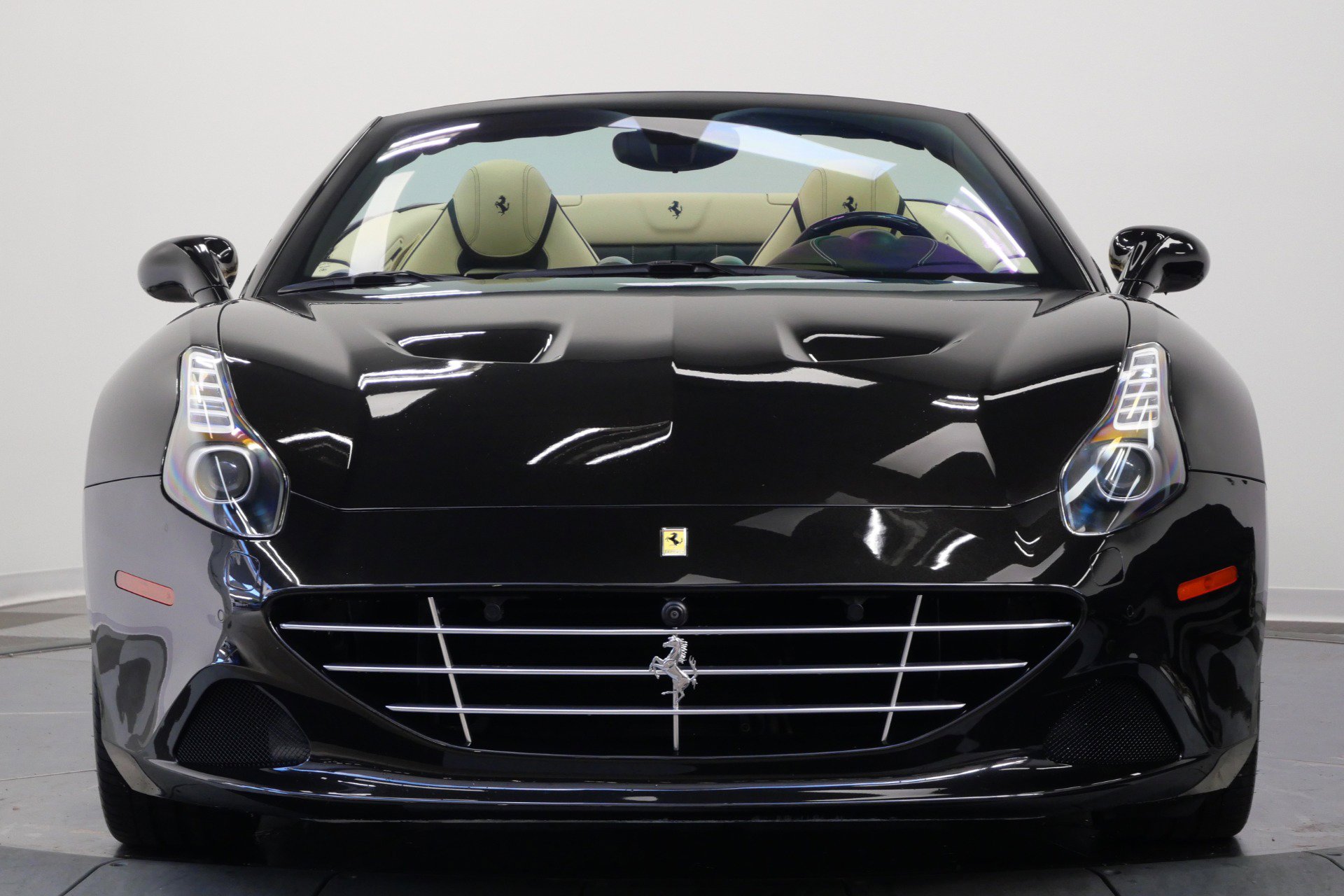 Used 2015 Ferrari California T RWD image 4