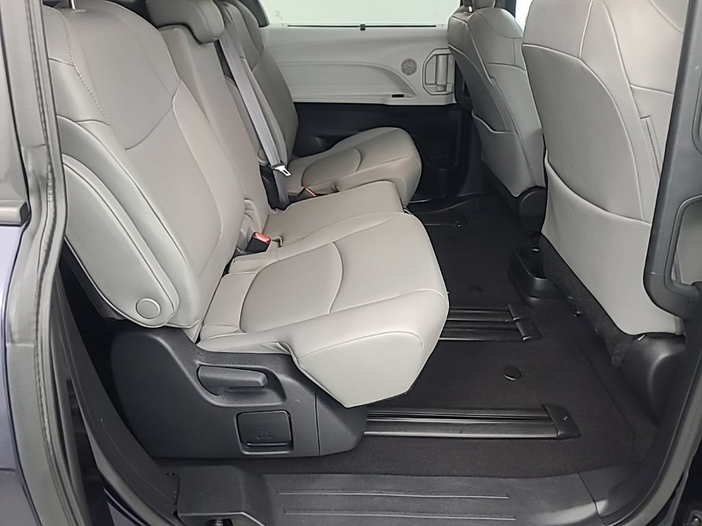 Used 2025 Toyota Sienna XLE FWD image 18