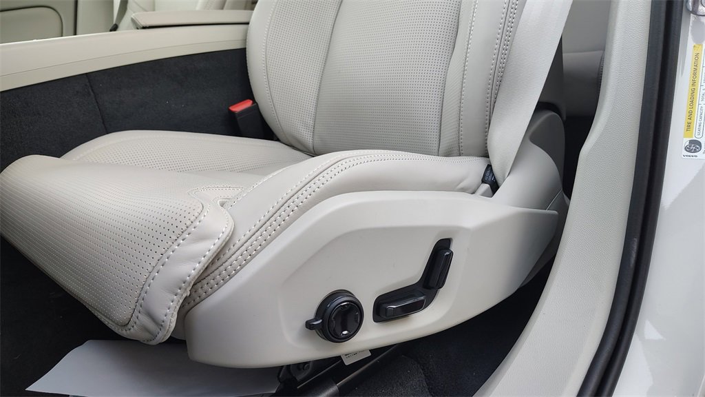 New 2026 Volvo XC60 B5 Ultra w/ Climate Package image 11