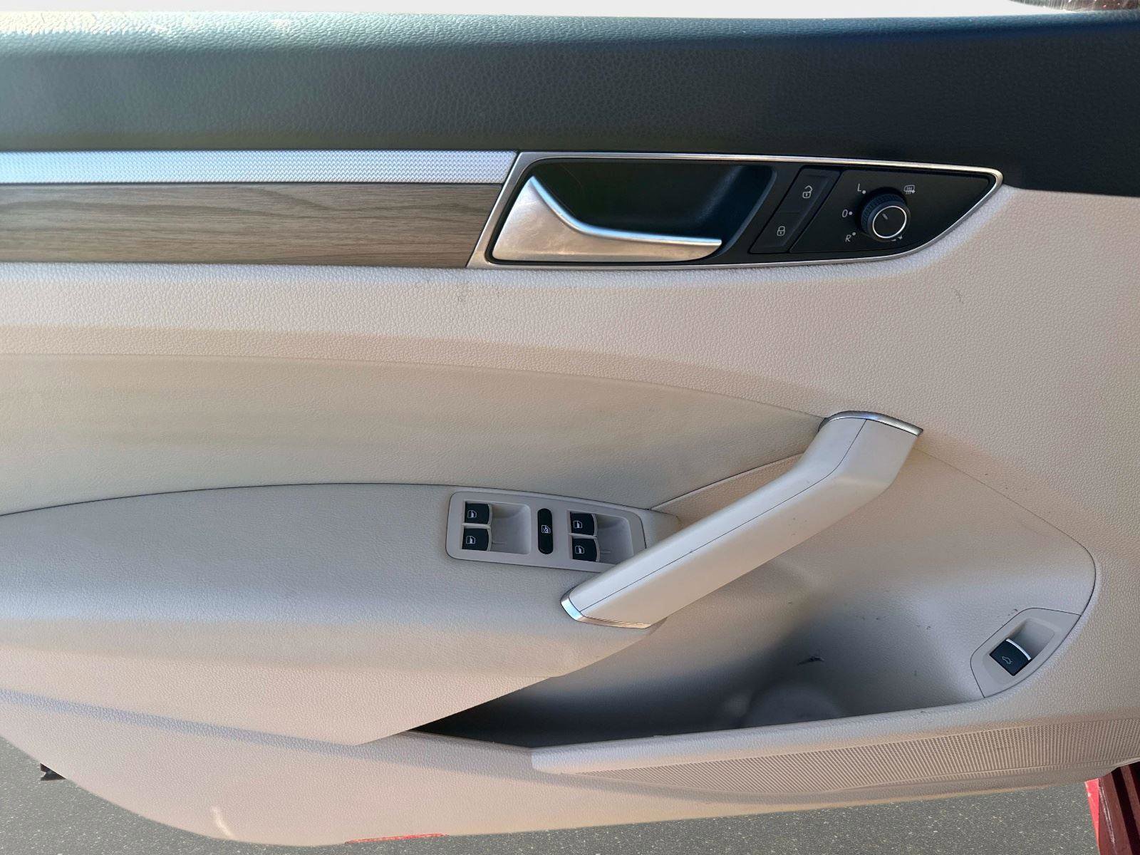 Used 2016 Volkswagen Passat 1.8T SEL Premium image 18