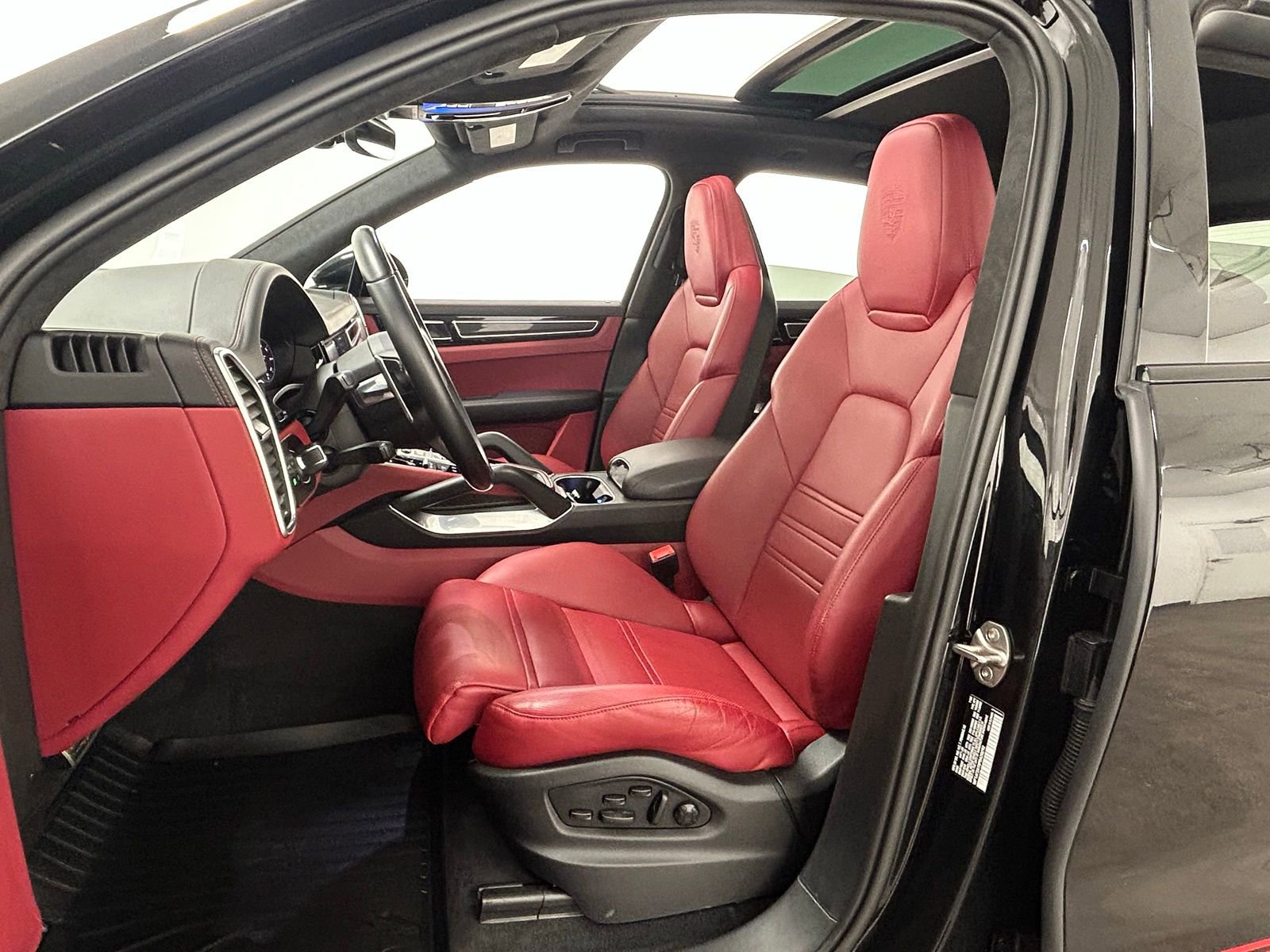 Used 2023 Porsche Cayenne Turbo image 28