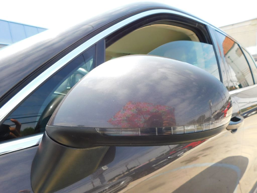 Used 2013 Volkswagen Touareg Sport image 16