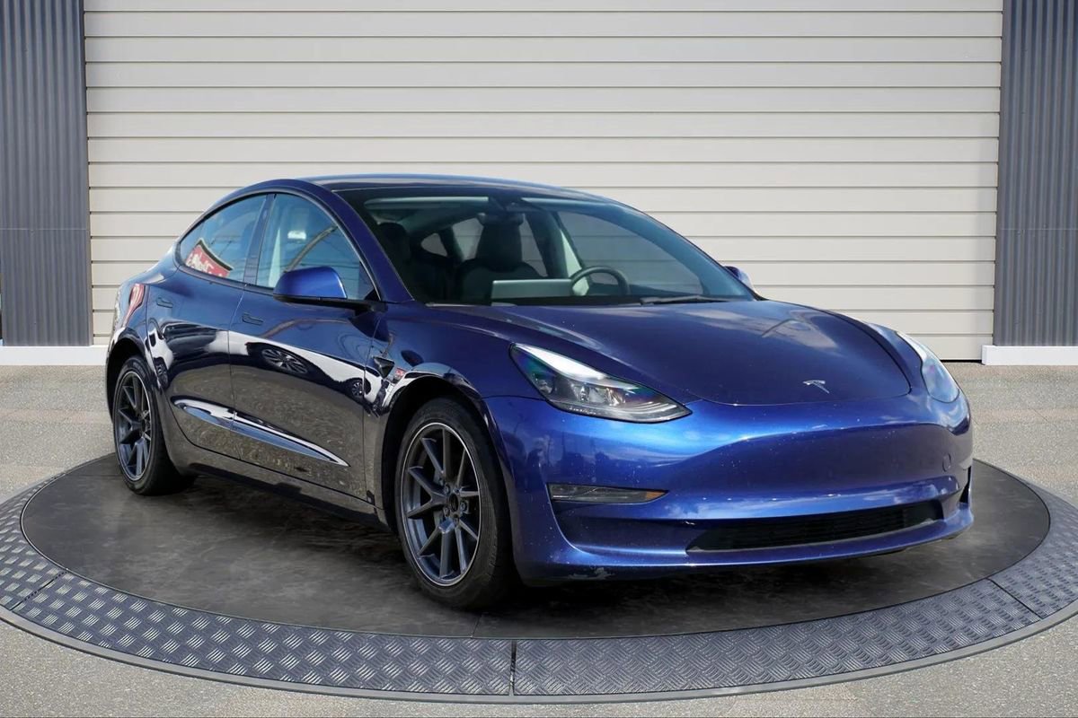 Used 2023 Tesla Model 3 Standard Range image 1