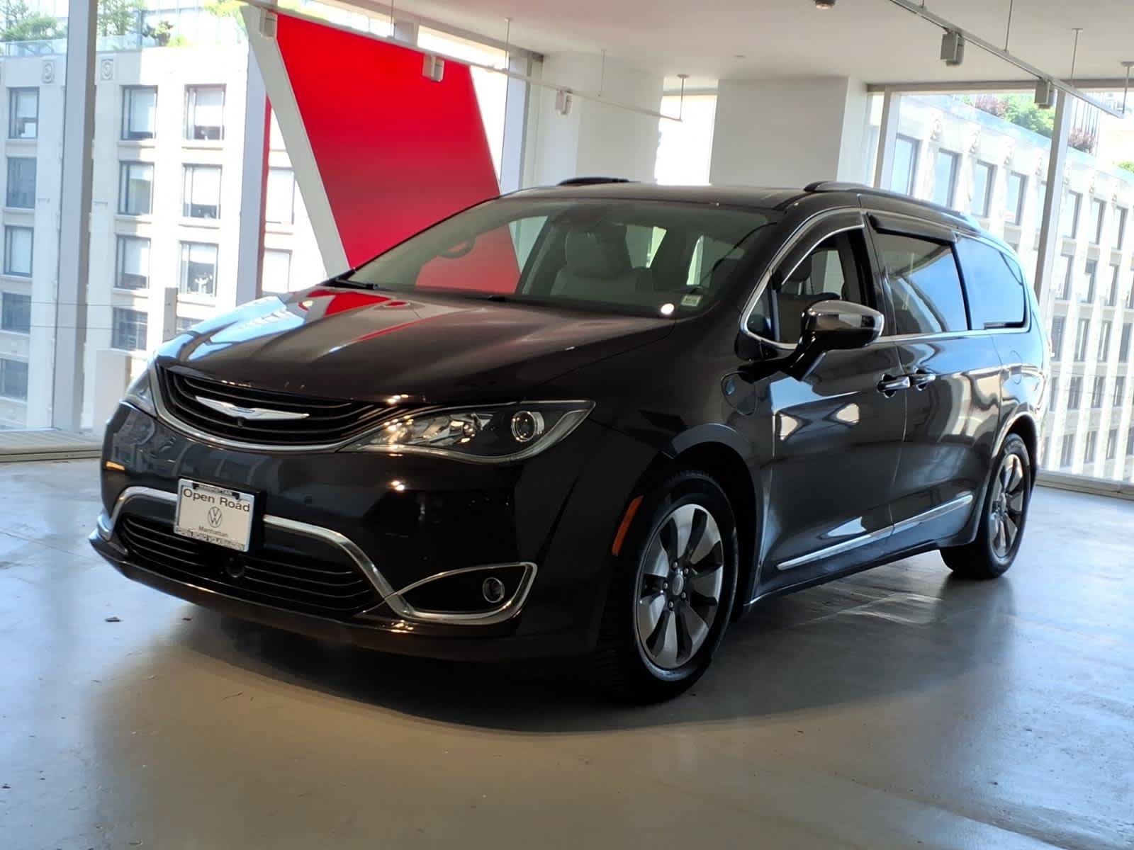 Used 2018 Chrysler Pacifica Limited w/ Advanced Safetytec Group FWD image 1