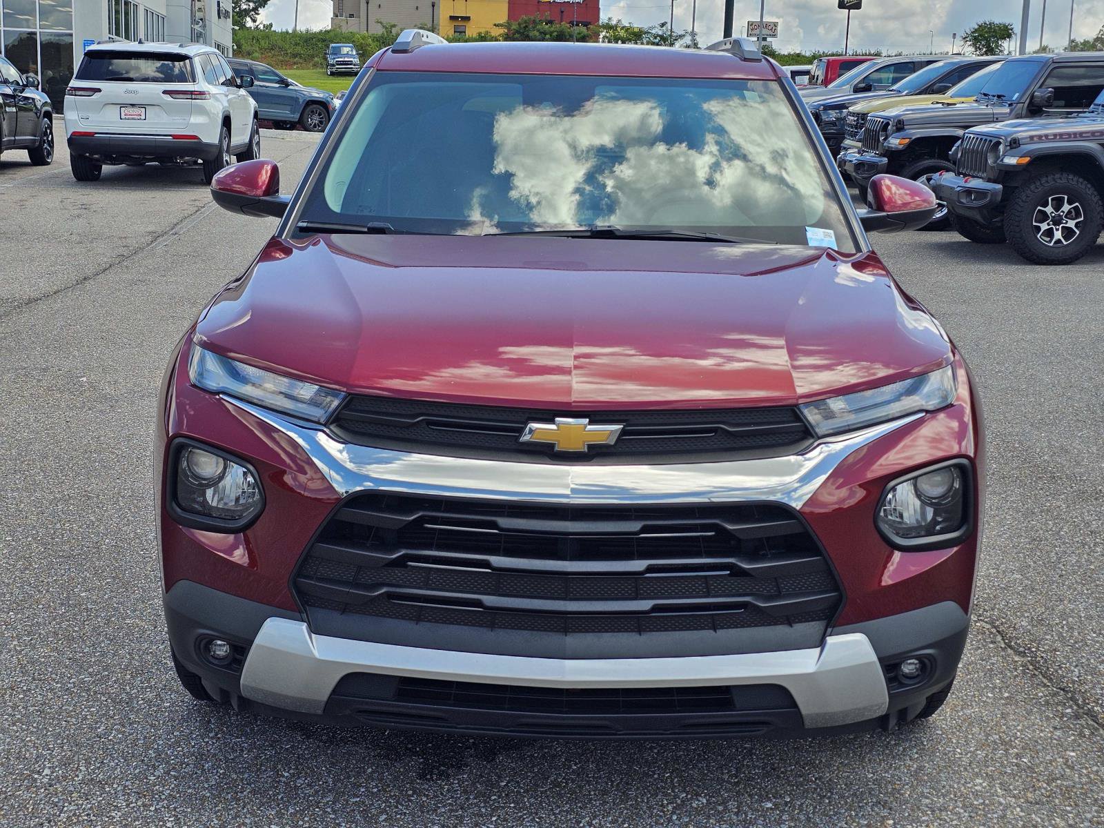 Used 2023 Chevrolet TrailBlazer LT w/ Convenience Package FWD image 2