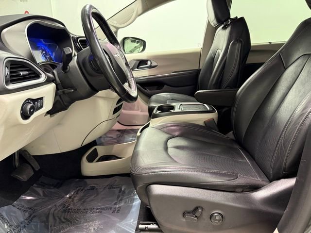 Used 2022 Chrysler Pacifica Touring-L image 13