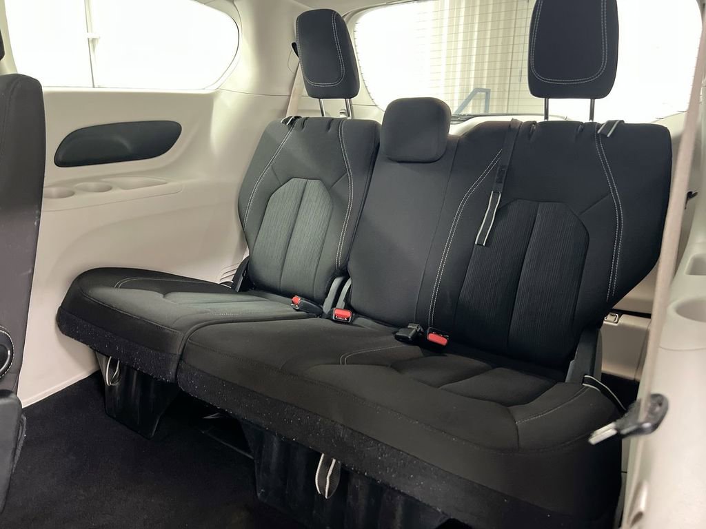 Used 2023 Chrysler Voyager LX image 23