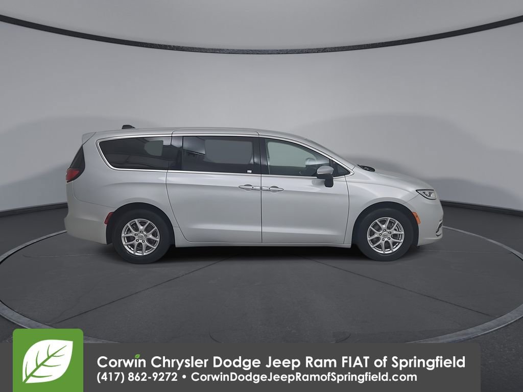 Certified 2023 Chrysler Pacifica Touring-L image 17