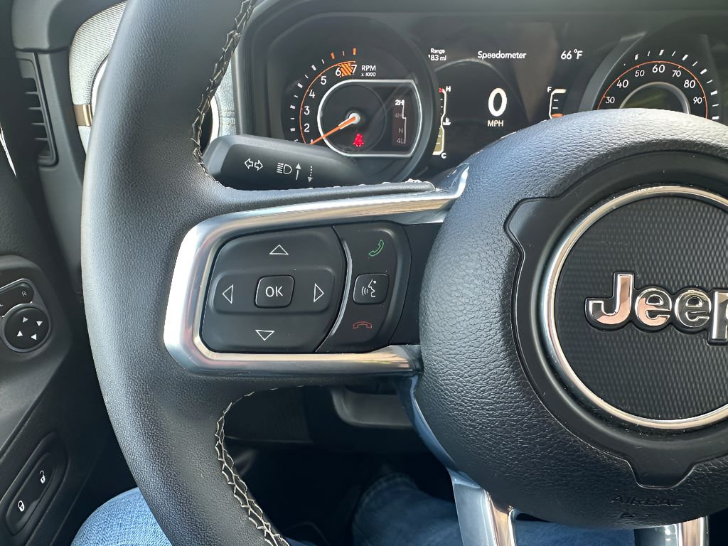 Used 2025 Jeep Wrangler Unlimited Sahara AWD/4WD image 27