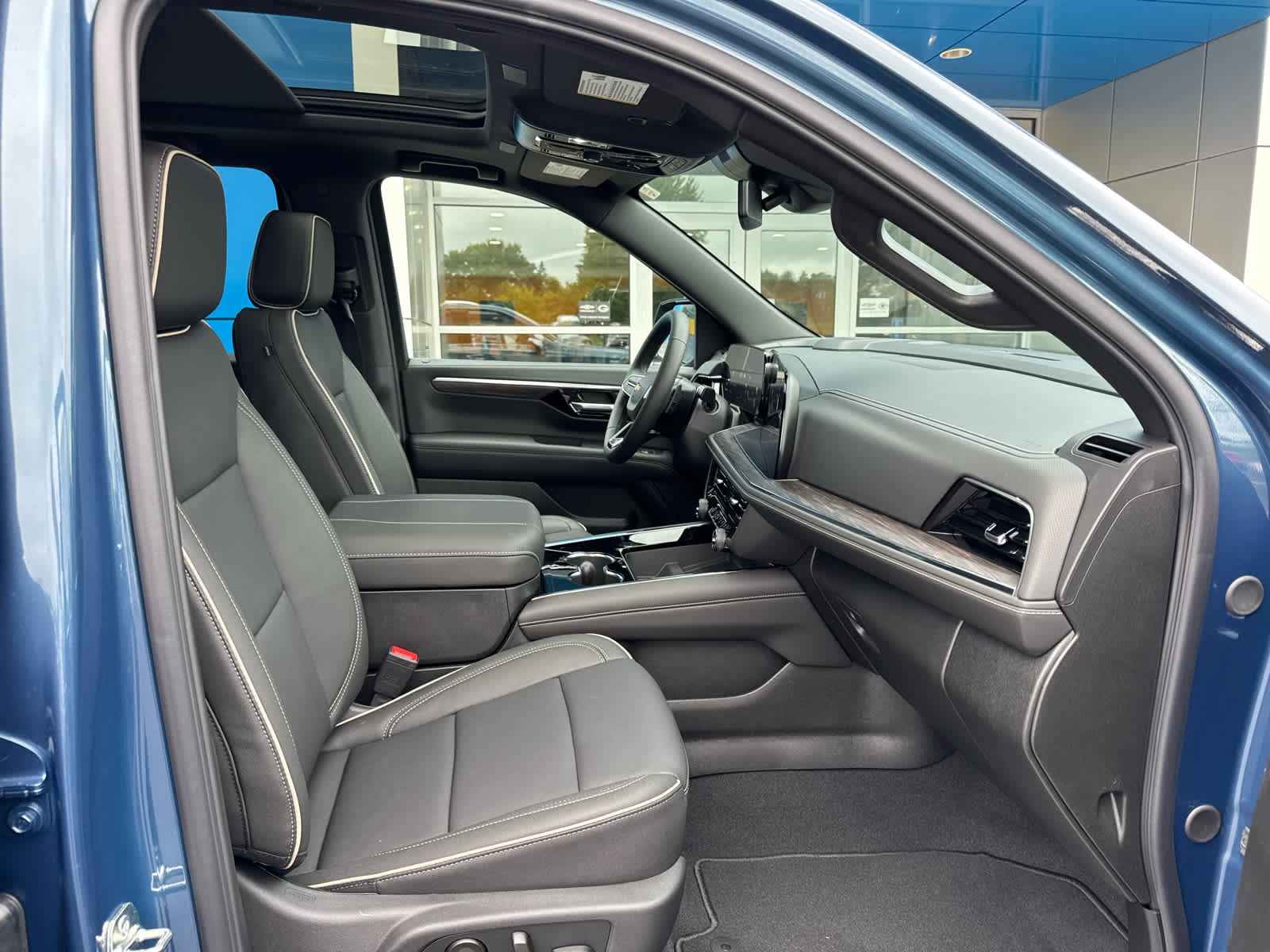New 2026 Chevrolet Suburban Premier w/ Sun And Tow Package AWD/4WD image 4