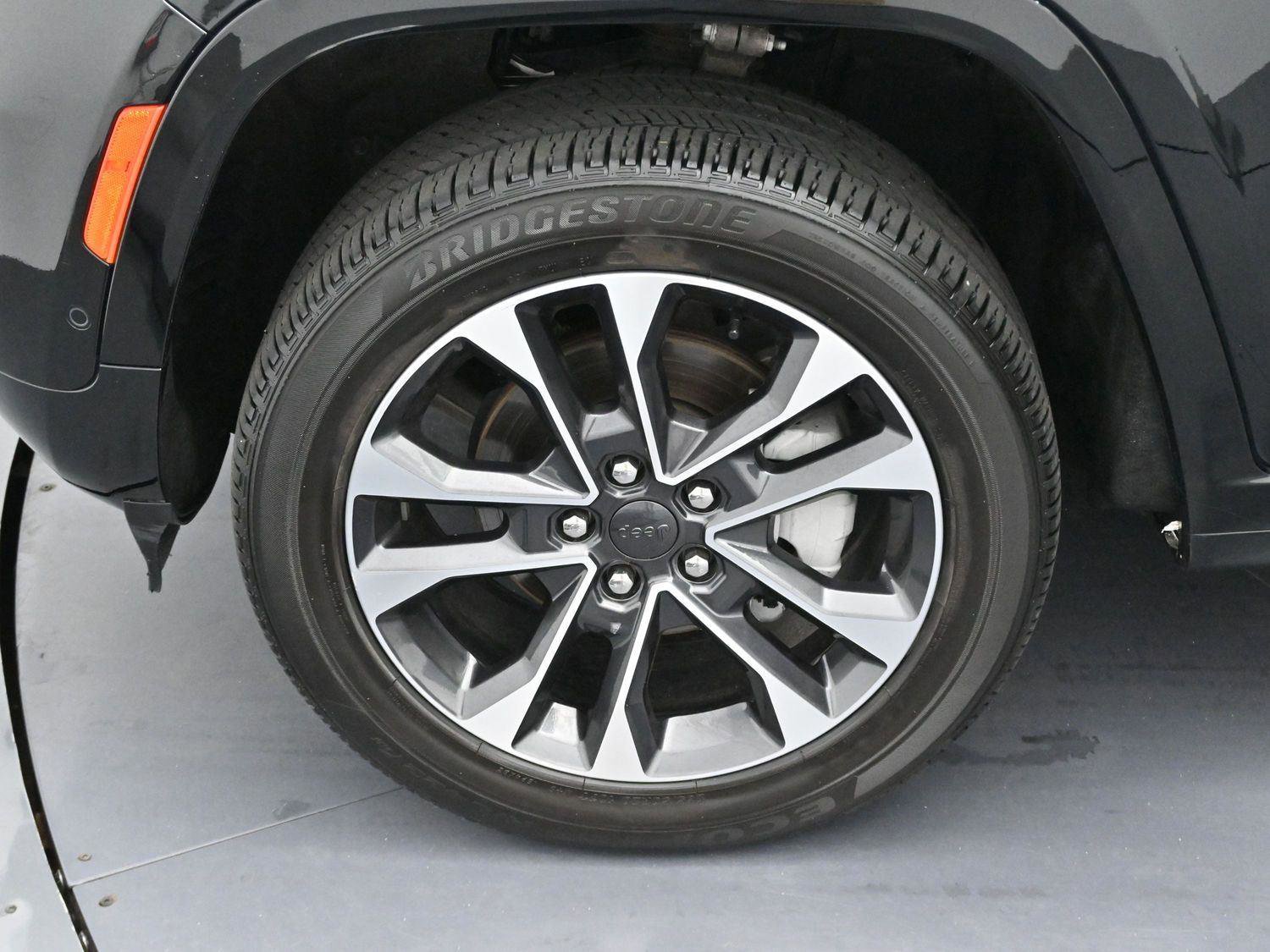 Used 2023 Jeep Grand Cherokee Overland w/ Luxury Tech Group IV AWD/4WD image 29