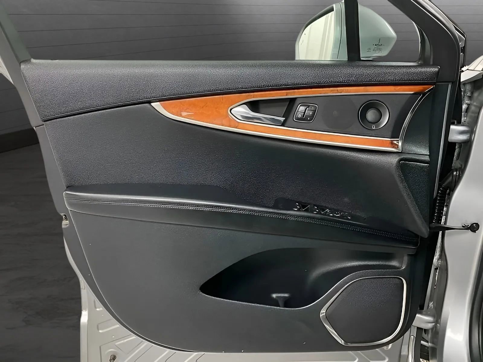 Used 2020 Lincoln Nautilus Reserve FWD image 19