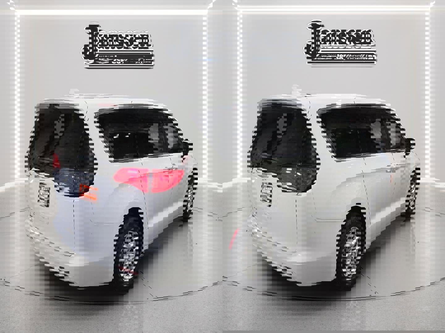 Used 2017 Chrysler Pacifica Touring image 4