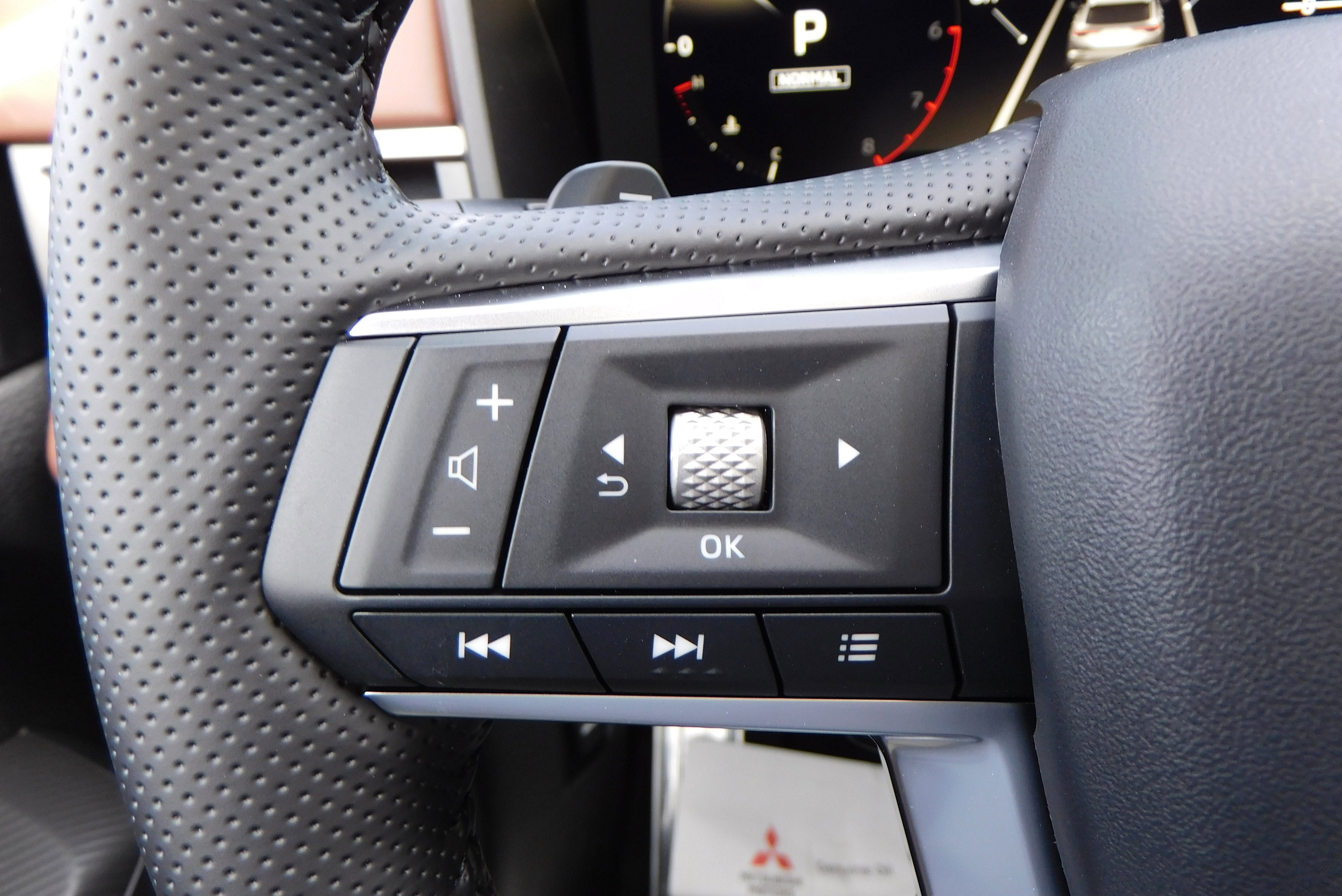 Used 2025 Mitsubishi Outlander SEL image 17