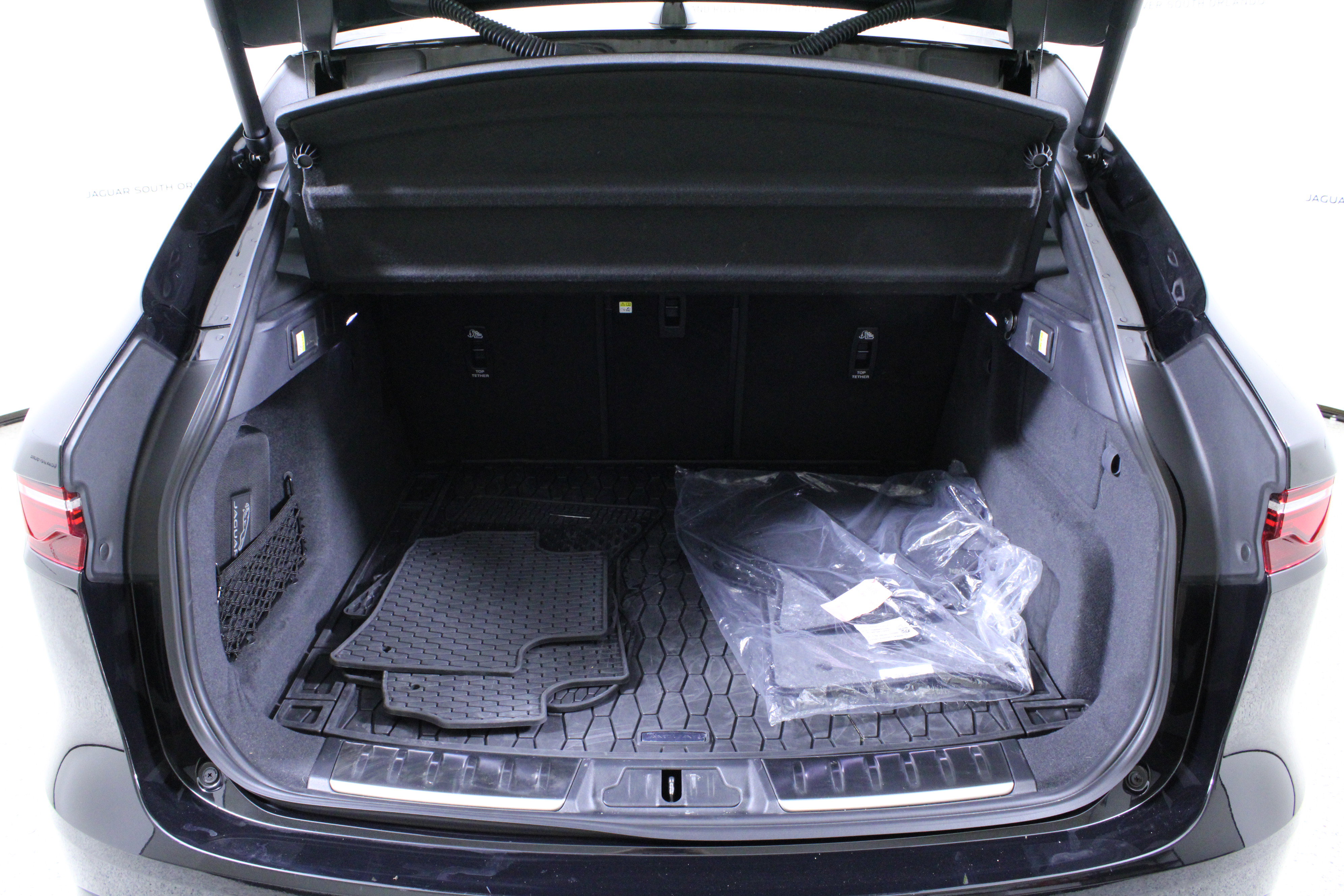 Used 2025 Jaguar F-PACE R-Dynamic S image 9