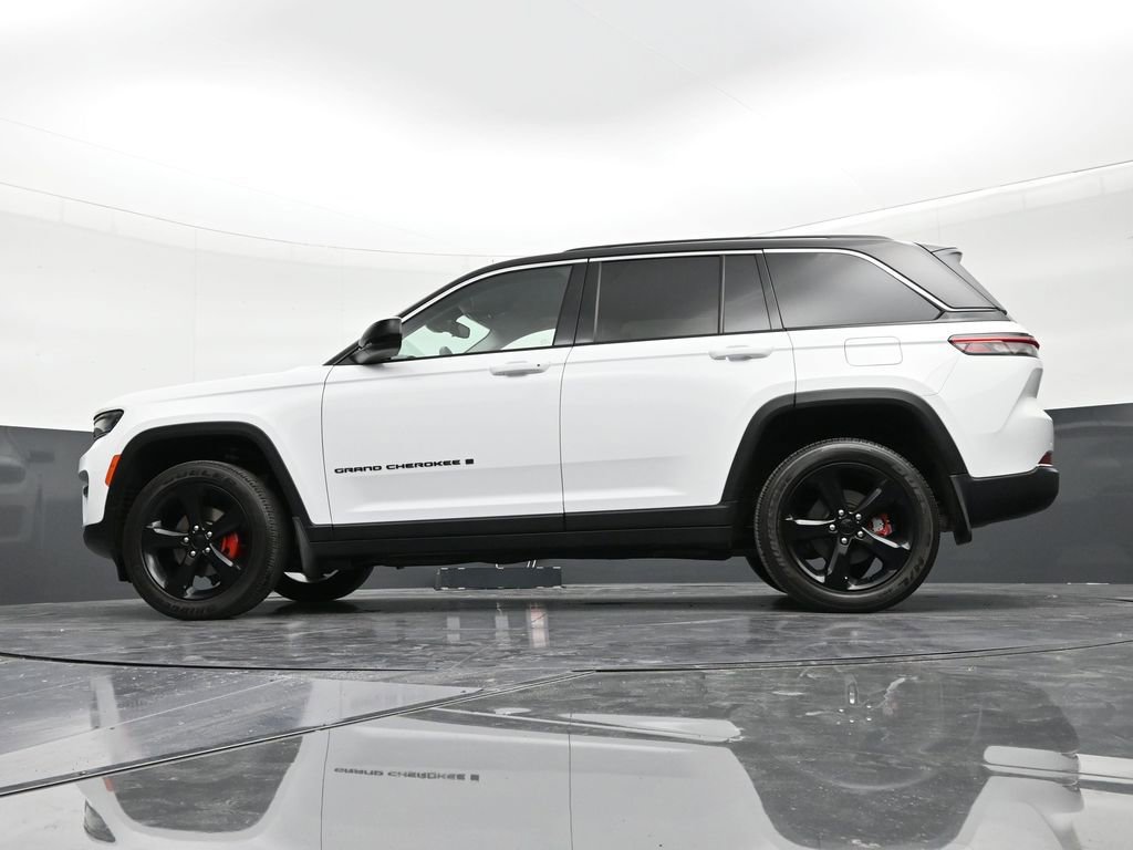 Used 2023 Jeep Grand Cherokee Laredo image 21