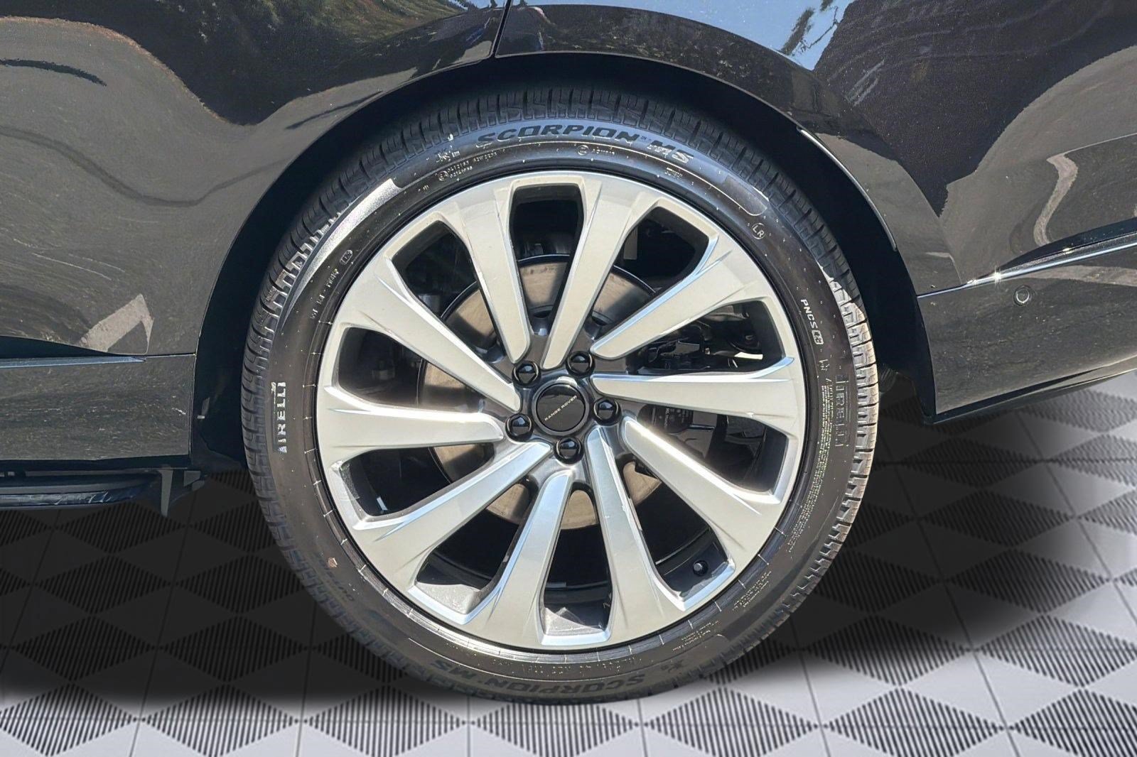 New 2026 Land Rover Range Rover Long Wheelbase SE AWD/4WD image 13
