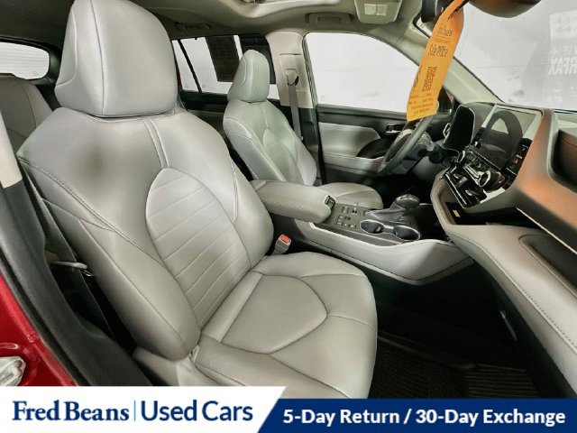 Used 2023 Toyota Highlander XLE AWD/4WD image 37