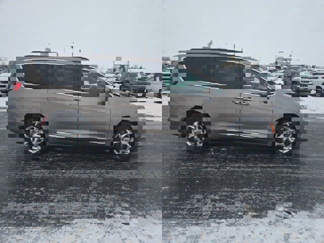 Used 2017 Chrysler Pacifica Touring-L w/ Tire & Wheel Group image 1