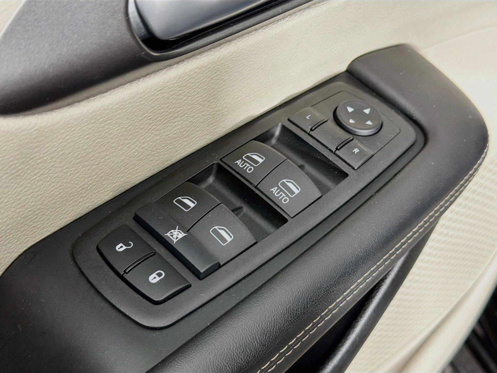 Used 2024 Chrysler Pacifica Touring-L FWD image 23