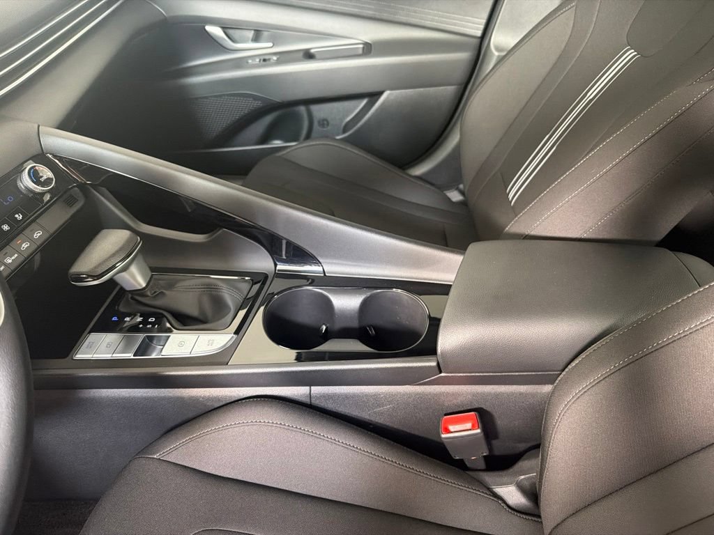 Used 2025 Hyundai Elantra Hybrid FWD image 22