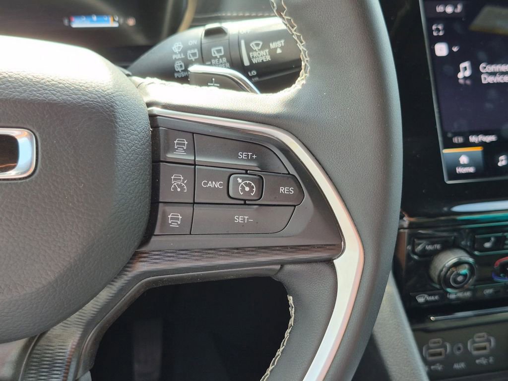 Used 2025 Jeep Grand Cherokee Altitude AWD/4WD image 16