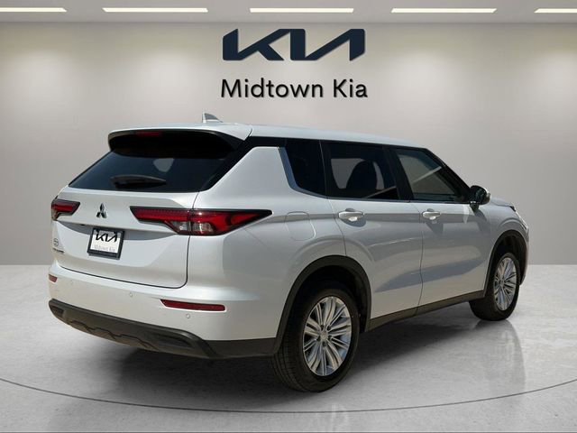 Used 2024 Mitsubishi Outlander ES image 3