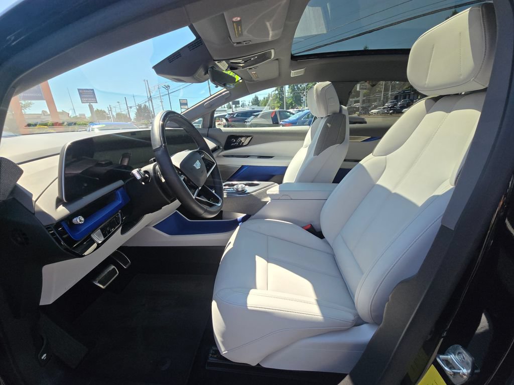 Used 2025 Cadillac Optiq Sport 1 w/ LPO, ONYX Package AWD/4WD image 21