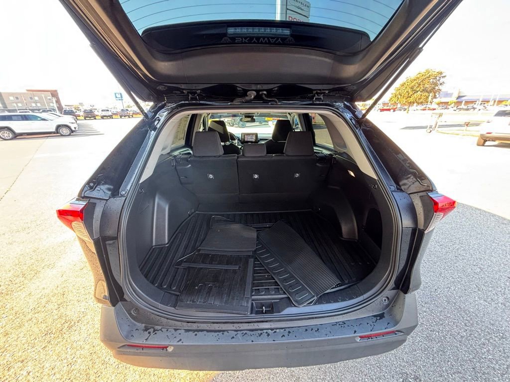 Used 2022 Toyota RAV4 LE image 7