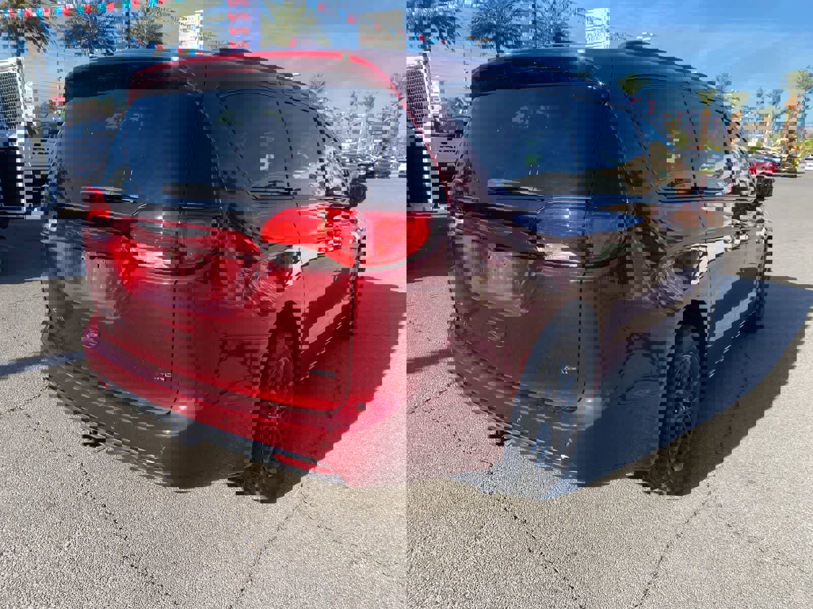 Used 2020 Chrysler Pacifica Touring-L image 6