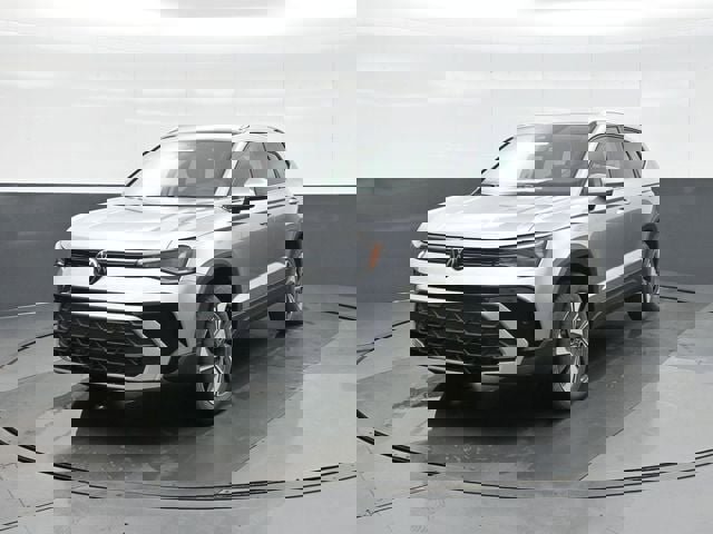 New 2026 Volkswagen Taos SE image 3