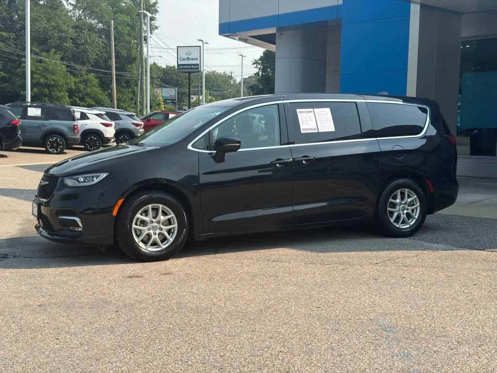 Used 2023 Chrysler Pacifica Touring-L FWD image 3