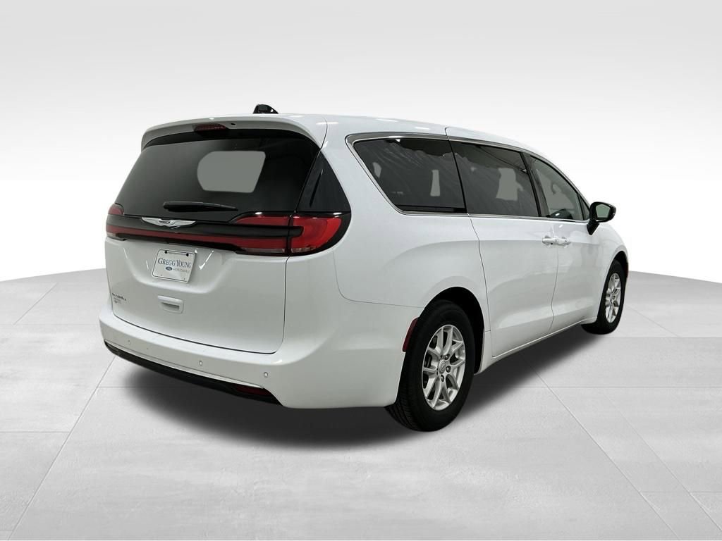 Used 2025 Chrysler Pacifica Select image 4