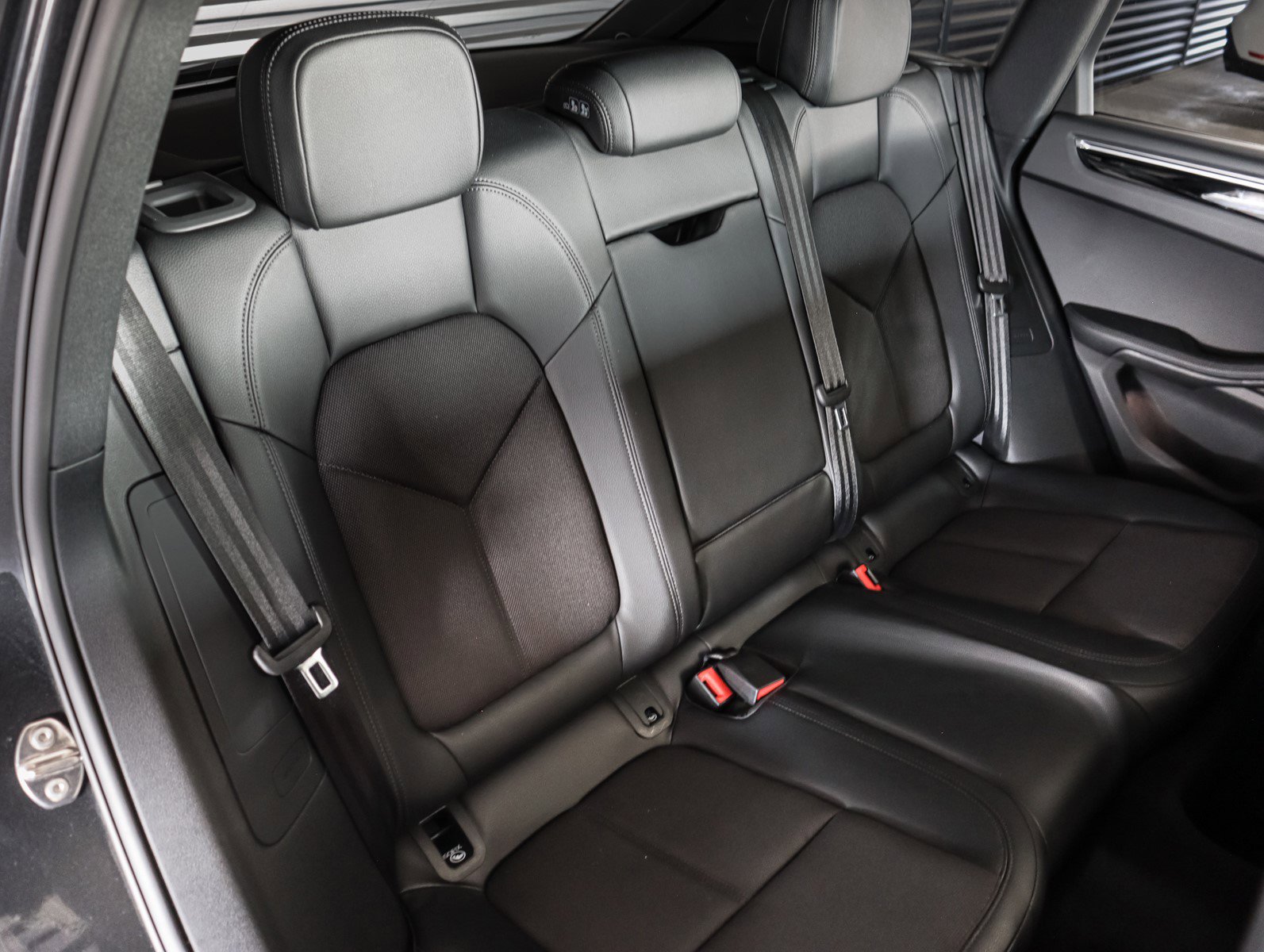 Used 2025 Porsche Macan image 6