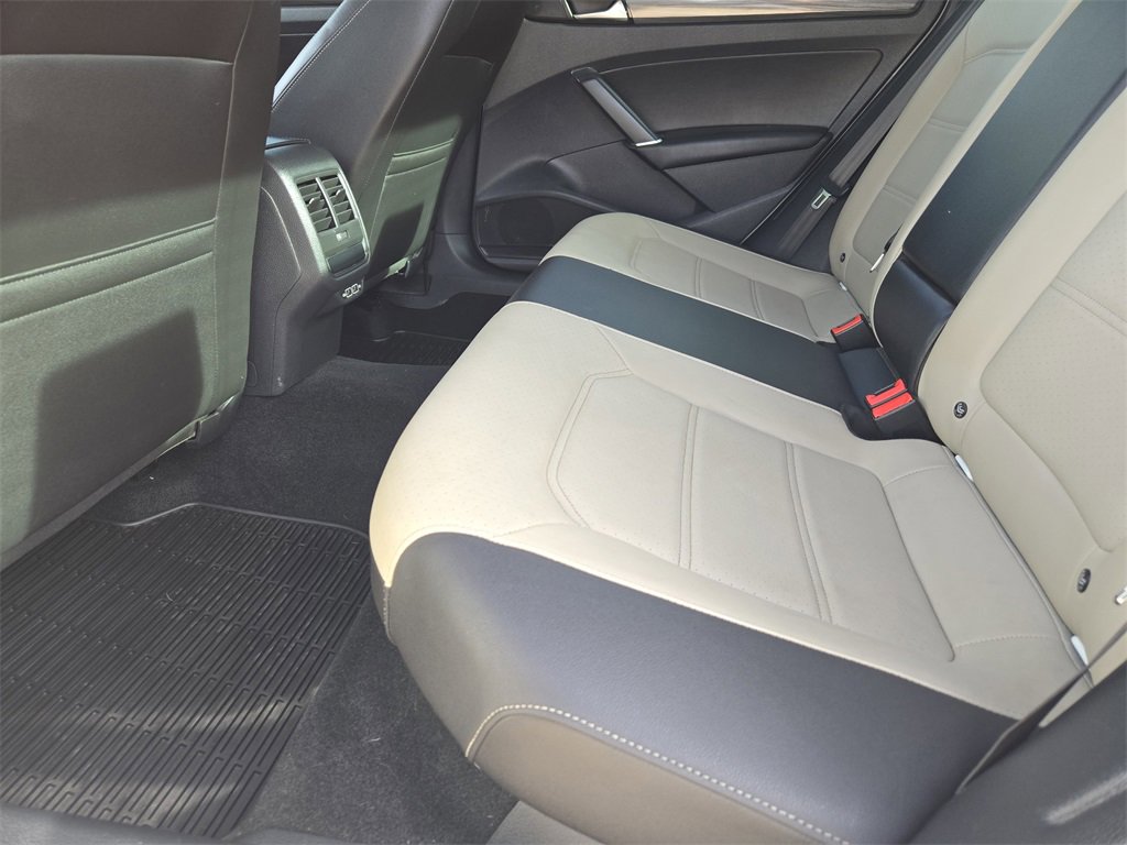 Used 2021 Volkswagen Passat 2.0T R-Line image 31